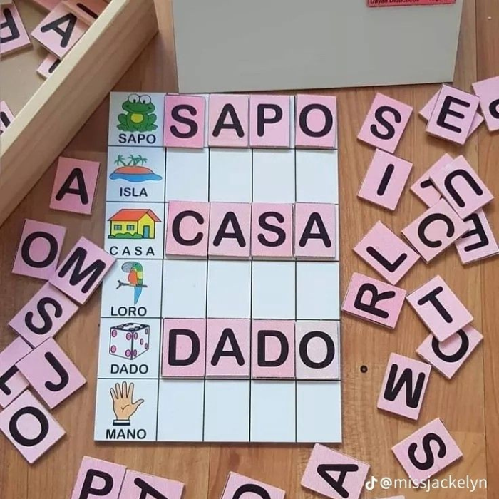Tarjetas de letras para formar palabras como sapo, casa y dado
